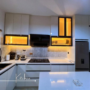 Desireé by StayHub - Luxury 3 Bedroom with PS5 in Jahi
